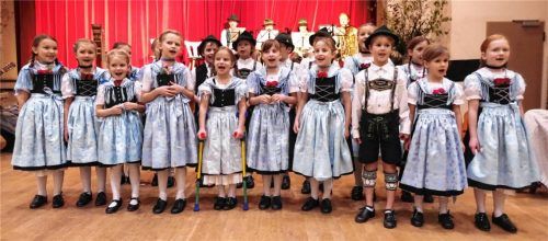 Die Kindergruppe des Trachtenvereins eröffnete den musikalischen Reigen des Abends. Fotos Heinzinger