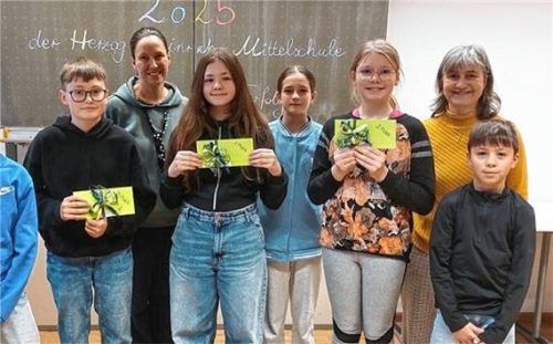 Die Klassensieger des Vorlesewettbewerbs: (von links) Maximilian Stifter, Lesebeauftragte Carolin Boxhammer, Schulsiegerin Lea-Sophie Linder, Franziska Gerlmaier, Giulia Kagerhuber, Rektorin Pia Gierden und Hannes Noppenberger. Foto re
