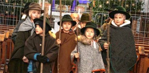 Die Klöpflkinder beim Adventsingen in Feldkirchen. Foto Merk