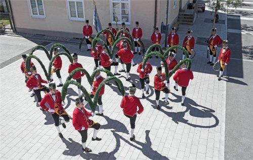 Die Kolbermoorer Schäffler, hier bei der Tanzfigur der Quadrillen, freuen sich auf eine schöne Saison. Foto hornauer