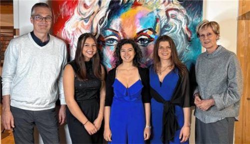 Die Künstlerinnen Sophia Stadler, Ulrike Überacker und Annette Lanzinger zwischen dem Ehepaar von Clarmann. Foto fischer