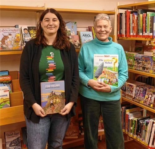 Die Leseförderung ist beiden eine Herzensangelegenheit: Regina Moser (links) übernimmt zum 1. Januar die Leitung des Kinderhauses der Rosenheimer Stadtbibliothek von Gabriela Schmidt. Foto Schubert