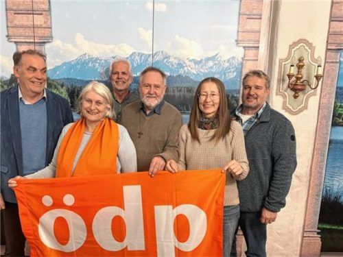 Die Liste steht: (von links) Landratskandidat Kreisrat Josef Fortner aus Rohrdorf (Platz 1), Christine Mehlo-Plath aus Bruckmühl (Platz 7), Kreisrat Ludwig Maier aus Soyen (Platz 2), Walter Liehmann aus Bad Endorf (Platz 5), Stadträtin Anna Maria Kirsch aus Bad Aibling (Platz 3) und Gemeinderat Markus Schäffner aus Prutting, parteifrei (Platz 4). Thomas Unger aus Brannenburg, ebenfalls parteifrei (nicht auf dem Bild) war verhindert und wurde auf den 6. Platz gewählt.