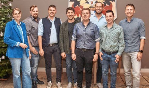 Die Listenkandidaten der Jungen Union freuen sich über ihre Aufstellung zur Kommunalwahl 2026 (von links): JU-Kreisvorsitzende Sophie Lohmayer-Sontag, Josef Baumann, Josef Eisner, Thomas Frauendienst, der JU-Ortsvorsitzende Maximilian Schaumeier, Hubert Sax, Marco Renner und Stefan Hartl. Foto  Kretschko