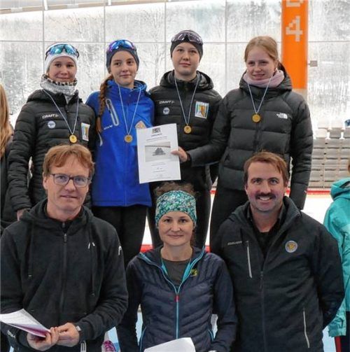 Die Mädchen vom Chiemgau-Gymnasium Traunstein siegten in diesem Jahr in der Klasse Mädchen III in der Besetzung von Emma Engelhardt, Anna Zauner, Lilly Engelhardt und Sofia Wieberdink (von links) und nutzten den Heimvorteil konsequent aus. Darüber freuten sich auch (vorne von links) Matthias Lux vom Arbeitskreis Landessport, Angelika Pertl, die Landesobfrau für Eisschnelllauf und Shorttrack von der Mittelschule in Siegsdorf, und Andreas Flad (Fachberatung und zuständig für Schulwettbewerbe bei der Regierung von Oberbayern). Foto  Wegscheider