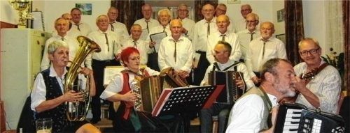 Die Männergesangsgruppe mit ihrer Dirigentin Gerda Weigand an der Tuba und der Gruppe „Howanstich“. Vorne rechts Werner Bondl, der den Gesang der Männer mit dem Akkordeon unterstützte.Foto  Jaensch