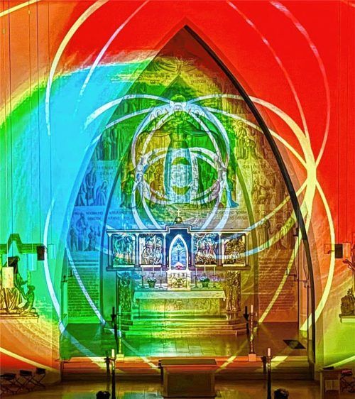 Die Mandelform als Urbild, aus dem sich alles erschließt, wird bei dieser Projektion in der Kirche Maria Schutz in Kaiserslautern besonders deutlich. Fotos poll