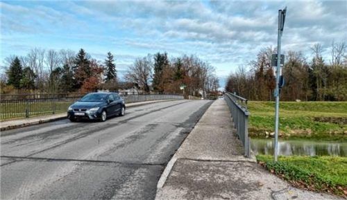 Die Mangfallbrücke in der Heufelder Straße, Fokus auf notwendige Sanierungsmaßnahmen. Foto Kotter
