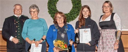 Die Mannschaft des SG 1900 Haigerloh durfte sich heuer über ihren Sieg beim Gaudamenschießen freuen. Dazu gratulierten die Gaudamenleiterinnen Susanne Osenstetter (rechts) und Monika Heiß (links). Foto Kretschko