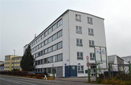 Die Marktgemeinde Grassau will das frühere Katek-Hochgebäude an der Bahnhofstraße erhalten und nicht durch einen Neubau ersetzen. Das Gemeindegremium stimmte geschlossen für den Fortbestand, zugleich wurden 358.000 Euro für neue Leitungen und ein Trafohäuschen beschlossen. Foto Eder