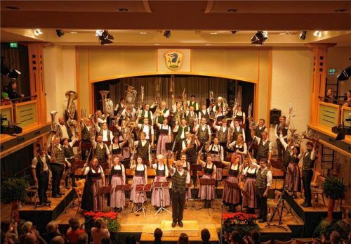 Die Marktkapelle Grassau spielt unter der Leitung von Stefan Fußeder groß auf. Foto Flug