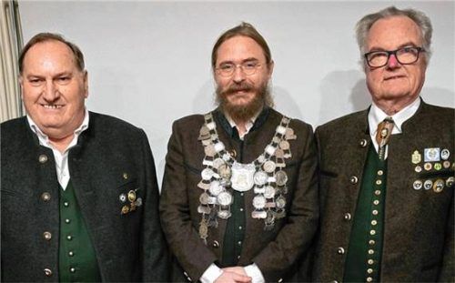 Die Maxlrainer Könige 2026: (von links) Breznkönig Heinrich Hess, Schützenkönig Stefan Opielka und Wurstkönig Heinz-Werner Juckel. Foto RE