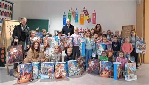 Die Heldensteiner Grundschüler bei der Übergabe der Weihnachtstüten an die Mühldorfer Tafel.Foto  re