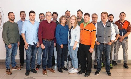 Die Mitglieder der UWG-Liste: (von links) Korbinian Stadler, Stefan Auer, Anton Luber, Ersatzkandidat Martin Hanslmaier, Johann Kirschner, Franz Hartinger, Susanne Huber, Christian Weber, Barbara Auer, Franz Maier, Ulrich Stimmer, Ersatzkandidat Alfred Huber, Josef Gill, Korbinian Grundner und Michael Tröstl. Foto sutherland