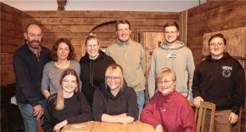 Die Mitwirkenden: (von links, vorne) Melanie Kainz (Mali, gute Seele des Dorfes), Claudia Schweiger (Ripperl-Reni, schattige Boandlchefin), Christine Godl (Hilturd, krawallige Witwe) sowie (von links, hinten) Peter Friesinger (Gießkannen Bene, ein friedvoller Friedhofsgärtner), Birgitta Oppenrieder (Waltrud, die Witwe wider Willen), Christina Freundl (eine leicht tollpatschige Schwester), Andreas Deißenböck (Schnitter-Fesl, ein schwarz-schräger Laufbursche), Michael Eberl (Nepo, ein lebenslustiger Luftikus), Dean Salzinger (Souffleur). Foto re