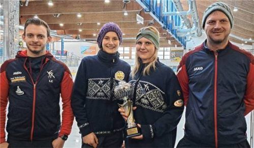 Die Mixed-Moarschaft Lukas Cerweny (von links), Hildegard Weinzierl, Katharina Angermaier und Martin Gambs des EC Bad Feilnbach krönte sich in Bad Aibling zum Kreispokal-Sieger Winter 2025/26.Foto Albert Kamhuber