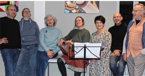 Die Mühldorfer VHS-Jodelgruppe mit ihrer Vorjodlerin (Mitte) Stefanie Weizenbeck. Foto Huckemeyer