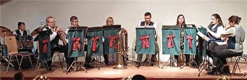 Die Musiker vom Waldkraiburger Musikverein stimmten die Besucher auf Weihnachten ein und animierten zum gemeinsamen Singen. Foto erika Fischer