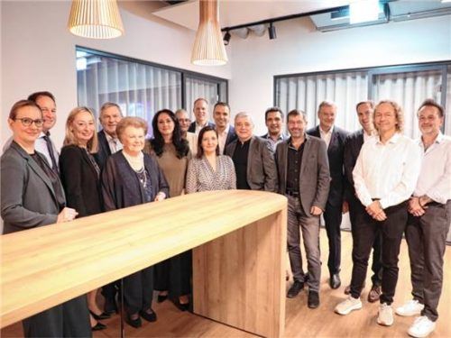 Die Netzsch-Jubilare mit Geschäftsführung.Foto Netzsch