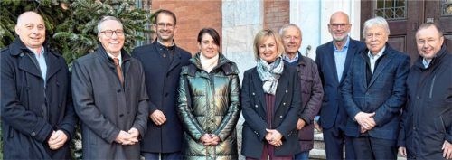 Die Netzwerker: (von links) Klaus Grandl (Leiter Sozialamt), Sozialdezernent Christian Salberg, Oberbürgermeister Andreas März, Alana Kripp (Sozial-, Wohnungs- und Versicherungsamt), Irmgard Hutter-Nicolosi (Renate- und Roland-Gruber-Stiftung), Diethard Schinzel (Kultur- und Sozialstiftung Dr. Michael Stöcker), Thomas Möller (Präsident Lions Club Rosenheim), Dr. Dr. Helmut Schmidt (Gertraud-Stumbeck-Stiftung) und Gert Vorwalder (komro GmbH).Foto Stadt Rosenheim