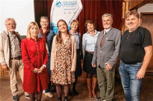 Die neue Vorstand der Privaten Gastgeber im Chiemgau: (von links) Wolfgang Krause, die Beisitzer Maria Scheurl-Böhnlein und Katharina Schwangler, Mitarbeiterin im Vorstand Carola Rottenmoser-Kinzel, Kassiererin Elisabeth Gehmacher, Beisitzerin Irmi Spannring, Bartholomäus Irlinger (Vorsitzender) und Klaus Gimpl (Zweiter Vorsitzender). Foto Flug