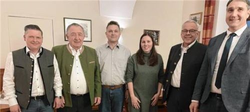 Die neue Vorstandschaft der Innung für Land- und Baumaschinentechnik Oberbayern (von links): Vorstand und Lehrlingswart Thomas Jais, Vorstand Georg Spindler, stellvertretender Obermeister Günther Radlmaier, Vorständin Sonja Weindl-Jantsch, Vorstand Alois Flötzinger und Obermeister Markus Mayer. Foto Voigt