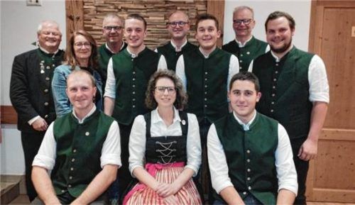 Die neue Vorstandschaft: (von links, hinten) Gauschützenmeister Erich Jungwirth, Bürgermeisterin Anna Meier, Ferdinand Kaltner, Michael Donislreiter, Christian Weindl, Christian Linner, Josef Speckbacher, Simon Langreiter sowie (von links, sitzend) Stefan Zieglgänsberger, Bettina Schönhuber und Matthias Linner.Fotos mittermeier