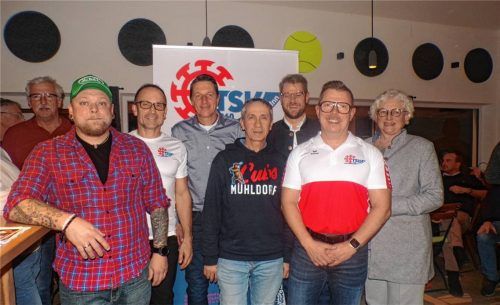 Die neue Vorstandschaft (von links): Michael Zuber, Andreas Salzberger, Stefan Schörghuber, Kürsad Cevik, Bürgermeister Michael Hetzl, Christian Kühl, Ilse Preisinger-Sontag und (links hinten) Josef Loibl von den Schäfflern. Foto rath