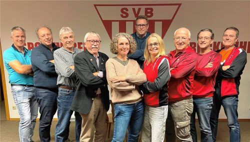 Die neuen Träger der goldenen, silbernen und bronzenen Verdienstnadeln für vorbildhaftes und ehrenamtliches Engagement. Fotos Neuwirth