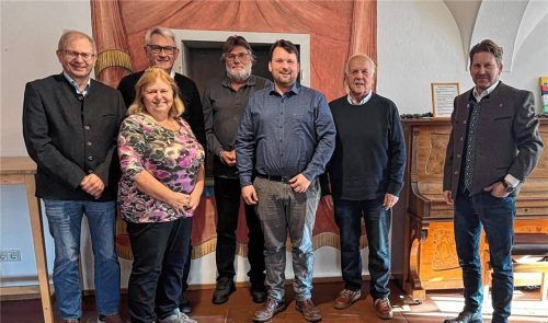 Die neugewählte Vorstandschaft des Fördervereins Pfarrzentrum Ampfing: (von links) Hans Peter Kohlschmid, Elisabeth Brandstetter, Peter Ebert, Matthias Brandstetter, Christian Nieberle, Robert Oberauer und Bürgermeister Josef Grundner. Foto stettner