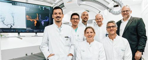 Die neuroradiologische Chefärztin Dr. Charlotte Rüther mit (von links) Chefarzt Dr. Georgios Ntoulias (Neurochirurgie), Leitendem Oberarzt Dr. Alexandru Cimpoca (Neuroradiologie), Chefarzt Prof. Dr. Joji Kuramatsu (Neurologie), Chefarzt Prof. Dr. Gunnar Tepe (Radiologie), Ärztlichem Direktor und Chefarzt PD Dr. Andreas Bauer (Anästhesie) und Romed-Geschäftsführer Dr. Ulrich Schulze. Foto Romed-Kliniken