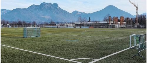 Die Nutzung des Kunstrasenfelds im Sportpark Brannenburg ist schon beschränkt und nach Expertenmeinung nur noch etwa ein Jahr möglich. Foto Stuffer-Chunphetch