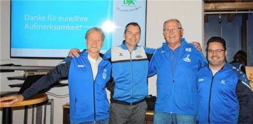 Die Organisatoren und Referenten (von links) Martin Ostermaier, Martin Eder-März, Johann Grundner und Florian Zott, freuen sich über die komplett von vereinseigenen Kräften entwickelte und durchgeführte Veranstaltung und bedachten alle Teilnehmer mit einer Urkunde und einem Schokoladengruß.Foto re
