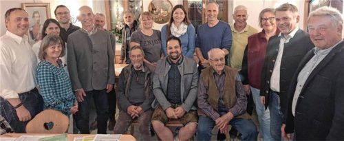 Die Parteifreie Wählergemeinschaft mit Dr. Florian Haas in der Mitte.Foto meindl