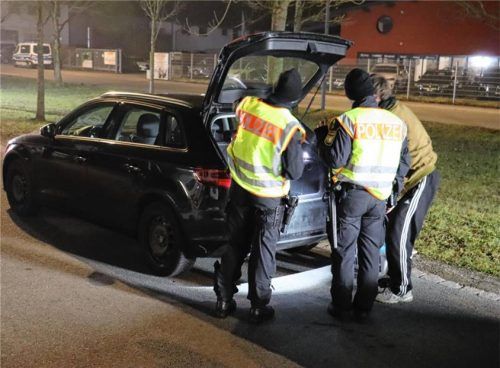 Die Polizei unterzieht im Rahmen des Konzepteinsatzes einen Autofahrer und dessen Fahrzeug einer Kontrolle. Foto Hadersbeck