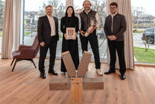 Die Preisträger des ersten Pruttinger Baukulturpreises, Stefan Mayer und Theresa Mayer-Baumann (Bildmitte) stehen nicht umsonst vor dieser „Knotenkonstruktion“. Sie ist ein wesentliches Element der Fassadengestaltung des Ü60-Wohnens. Auch die Gratulanten – Bürgermeister Johannes Thusbaß (rechts) und Kreisbaumeister Rupert Seeholzer sahen in dem Bauelement ein Symbol: Dafür wie geglückt Bauten seien können, wenn verschiedene Kräfte konstruktiv zusammenwirken. Foto Thomae