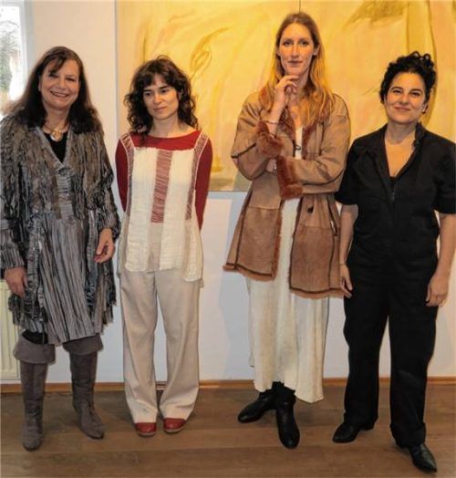 Die Protagonistinnen der Vernissage: (von links) Galerie-Leiterin Cornelia Ahrens und die Künstlerinnen Joana Albuquerque, Astrid Bauer und Annabelle Mehraein. Foto Baumann