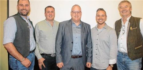 Die PWT hat ihre Kandidaten für die Kommunalwahl im nächsten Jahr nominiert und will auch den amtierenden Bürgermeister Martin Bartlweber (Mitte) wieder ins Rennen um den Rathaussessel schicken. Die vorderen Listenplätze belegen (von links) Andreas Niedermaier (1), Jakob Mitterer (2), Martin Lukas (4) und Norbert Maier (3). Foto Rasch