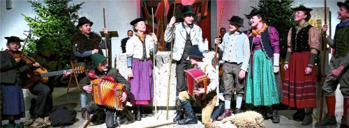 Die Riederinger Hirtabuam proben für ihr Vorspiel vor dem Christkind. Fotos Janka