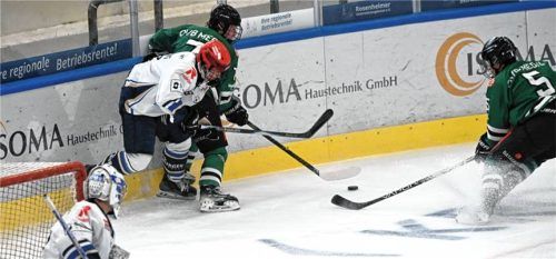 Die Rosenheimer U20-Akteure Luis Gerhofer und Sebastian Fuchs (rechts) erobern im Spiel gegen Schwenningen die Scheibe.Foto Franz Ruprecht