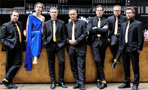 Die Sängerin und Schauspielerin Anna Veit mit ihren sechs musikalischen Begleitern. Foto re