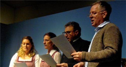Die Sängerinnen stimmten am Schluss mit Dr. Rudolf Neumaier (rechts) und Andreas Seifinger das Lied „Heilige Nacht“ an. Foto  Fischer