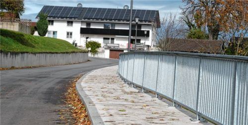 Die sanierte Dorfstraße in Kleinhöhenrain muss nicht nachgebessert werden. Foto Merk