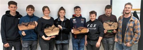 Die Schüler präsentieren ihre Werke: Aleksander Guggenbichler, Vitus Lackerschmid, Helene Weiß, Leonie Van Rossum, Maximilian Steinkellner, Lukas Hilz und Lorenz Lindlacher. Ausbildungsleiter Thomas Bauer freut sich über die Ergebnisse. Foto eder