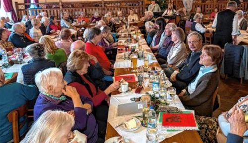 Die „Singfreunde Chiemgau“ haben zum Adventssingen geladen und durften sich dabei über ein großes Besucherinteresse freuen. Foto Hobmaier