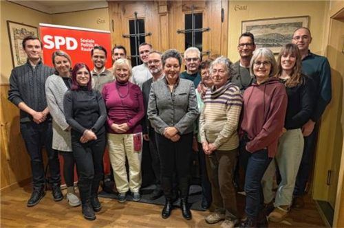 Die SPD-Kandidaten für den Raublinger Gemeinderat rund um Fraktionsvorsitzende Alexandra Burgmaier (Mitte). Foto re