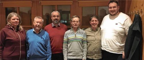 Die SPD-Stadtratskandidaten: (von links) Michelle Obergaulinger, Ludwig Spirkl, Ulrich Geltinger, Helmut Meilhammer, Madlen Winterer und Wahlleiter Partick Hüller.Foto jaensch