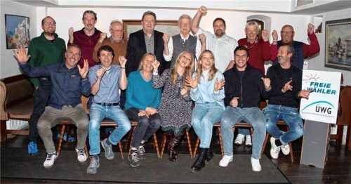 Die Stadtratskandidaten der Freien Wähler Bayern – ÜWG Bad Aibling mit Bürgermeisterkandidatin Kirsten Hieble-Fritz (vorne, Mitte). Foto RE