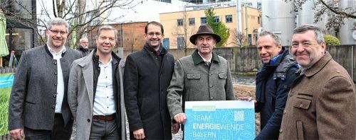 Die Stadtwerke Rosenheim wurden als „Gestalter im Team Energiewende Bayern“ ausgezeichnet. Unser Bild zeigt (von links) Heizkraftwerks-Leiter Rolf Wallner, Stadtwerke-Geschäftsführer Heiko Peckmann, Rosenheims Oberbürgermeister Andreas März, Wirtschaftsminister Hubert Aiwanger, Umweltminister Thorsten Glauber und Landtagsabgeordneter (FW) Josef Lausch.Foto Baumeister