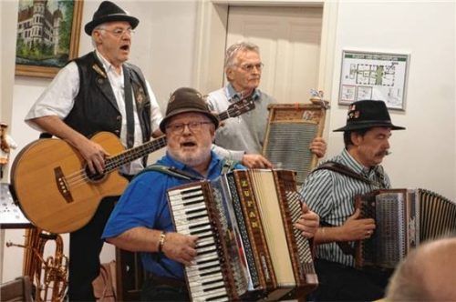 Die Stockheisl-Musikanten: (von links) Josef Nirschl, Gitarre und Bariton, Roland Reichl, Akkordeon und Gesang, Alois Sonnleitner, Ziach und Waschbrett, sowie Norbert Hoferer, Steirische Harmonika. Foto Sutherland